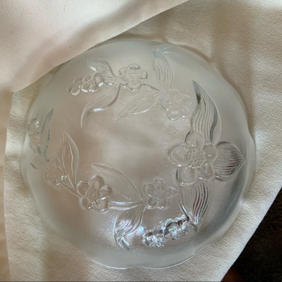 Glass bowl with a Frosted Flower Design on the bottom. Has many uses. - Picture 3 of 6